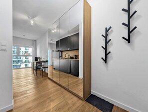 ثلاجة، ميكروويف، موقد طهي مسطح، غسالة أطباق