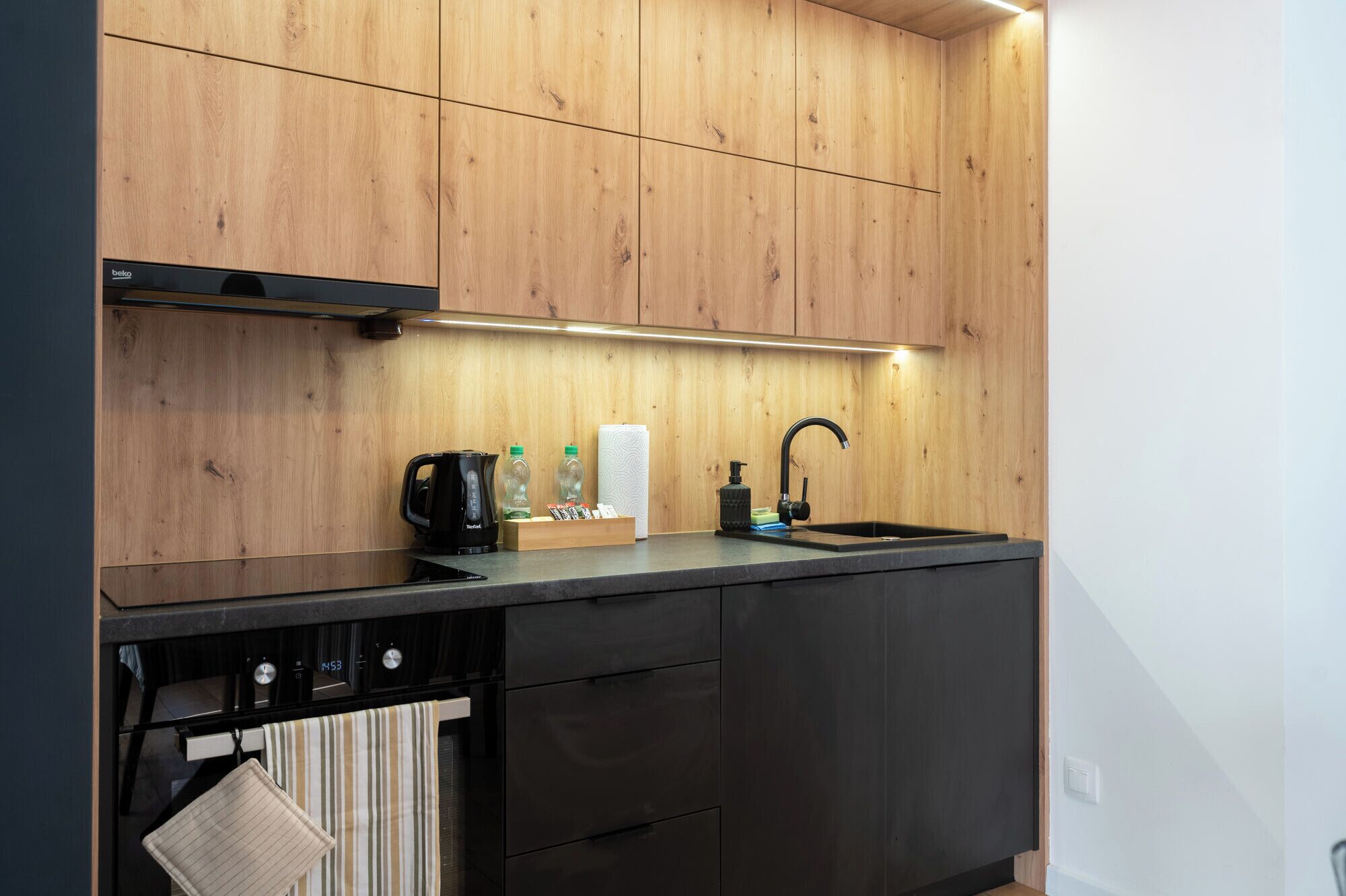 ثلاجة، فرن، موقد طهي مسطح، غسالة أطباق