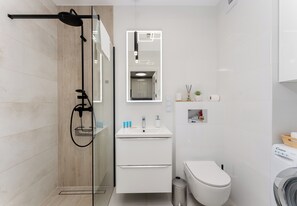 Shower, hair dryer, towels - Ciesielskiego Cozy Studio (Kraków)