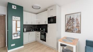 Een koelkast, een magnetron, een oven, een kookplaat