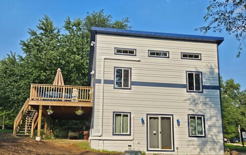 *New*Charming lakefront cottage-cozy in every season & rooted in local character