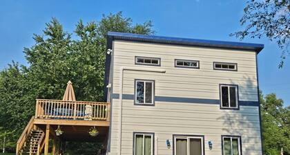 *New*Charming lakefront cottage-cozy in every season & rooted in local character