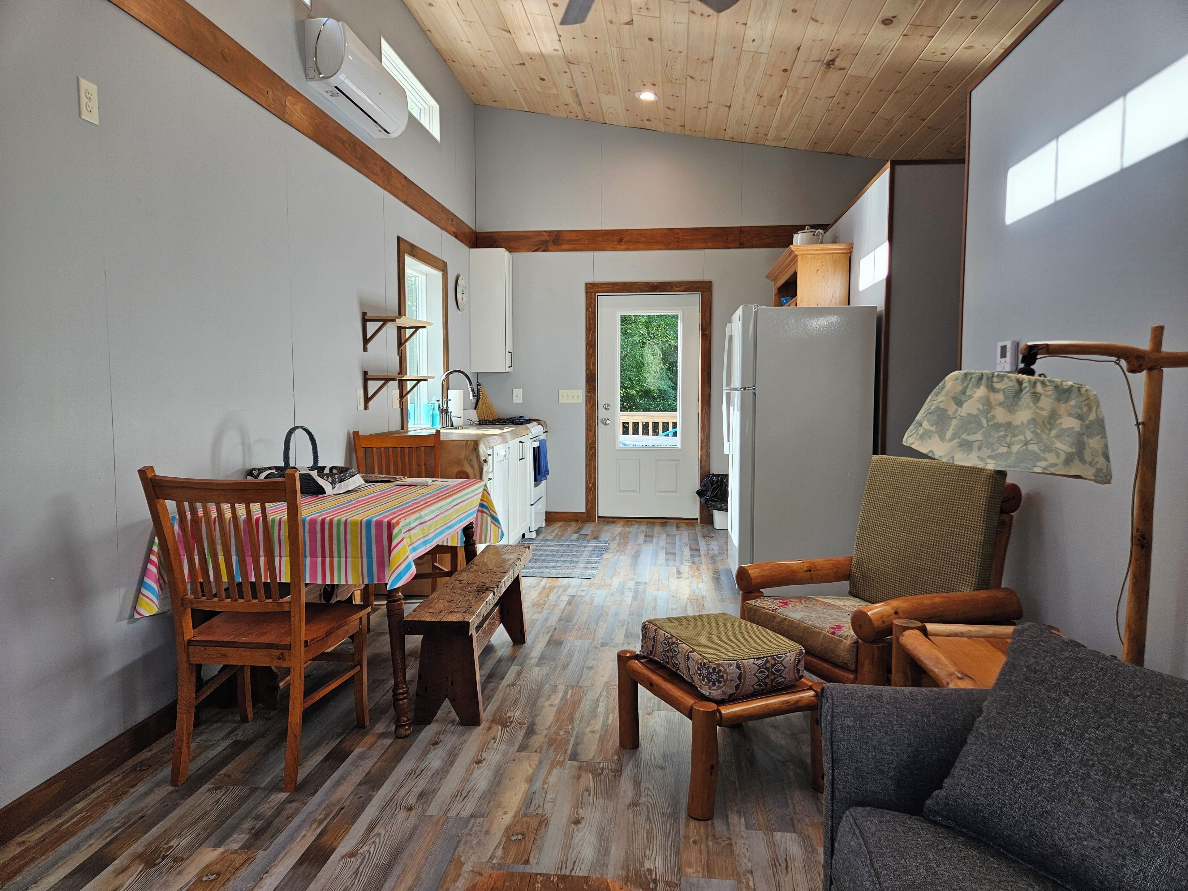 Smart TV, caminetto, libri