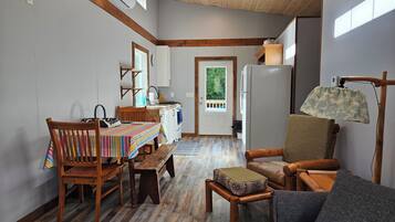 Smart TV, caminetto, libri