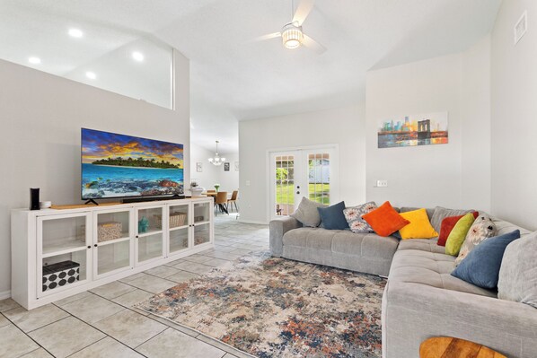 Living area - Cozy 3BR 2BA Getaway, Legoland, Winterhaven (Lakeland)