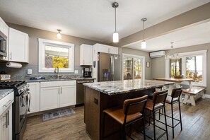 Fridge, microwave, oven, stovetop - The Long Lake Escape (Traverse City)