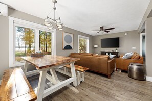 Smart TV, books - The Long Lake Escape (Traverse City)