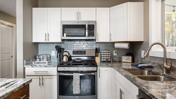 冰箱、微波炉、烤箱、炉灶