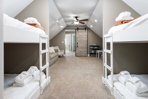 5 bedrooms, desk, free WiFi, bed sheets - The Long Lake Escape (Traverse City)
