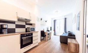 Fridge, microwave, oven, dishwasher - Apartment in Cannes Near Croisette Beach (Cannes)