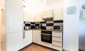 Fridge, microwave, oven, dishwasher - Apartment in Cannes Near Croisette Beach (Cannes)