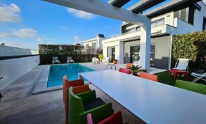 Alberca techada y alberca al aire libre