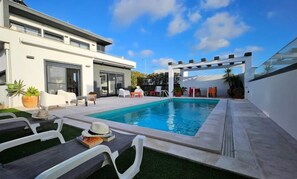 Alberca techada y alberca al aire libre