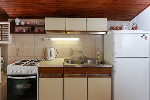 Appartement | Privékeuken | Een koelkast, een oven, een kookplaat, een waterkoker