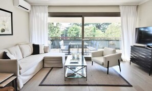 Living area - Apartment in Cannes With Large Terrace (Cannes)