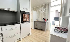 Microwave, dishwasher, cookware/dishes/utensils - Superb One-bedroom Apartment on the Ground Floor in a Residence With Swimming Pool (Le Grau-Du-Roi)
