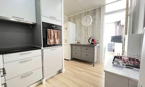 Microwave, dishwasher, cookware/dishes/utensils - Superb One-bedroom Apartment on the Ground Floor in a Residence With Swimming Pool (Le Grau-Du-Roi)