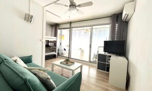 Living area - Superb One-bedroom Apartment on the Ground Floor in a Residence With Swimming Pool (Le Grau-Du-Roi)
