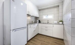 Réfrigérateur, cafetière/bouilloire, bouilloire électrique, grille-pain