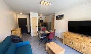 Living area - Apartment in La Charmette With Ski Access (Les Avanchers-Valmorel)