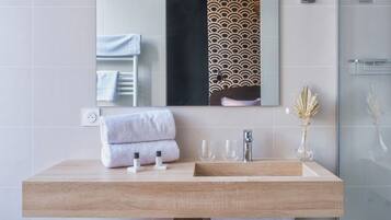 Dusj, hårføner og håndklær