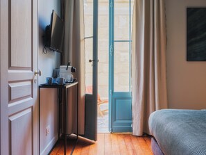 1 bedroom, WiFi, bed sheets - Tanjia Room with private patio (Bordeaux)