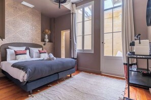 1 bedroom, WiFi, bed sheets - Caracalla Room with private patio (Bordeaux)