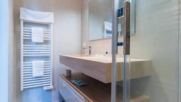 Douche, sèche-cheveux, serviettes fournies