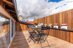 Outdoor dining - Lixus Suite with private terrace and kitchen (Bordeaux)