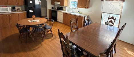 Elite House, 3 Bedrooms, Kitchen, Pool View | In-room dining