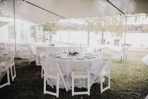 Outdoor wedding area - Lakeside Valentine (Kingsland)