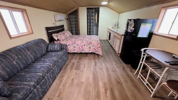 Basic House, Pets Allowed, Lake View | Iron/ironing board, free WiFi