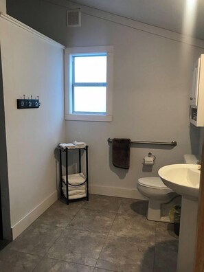 Apartment, Kitchen, Lake View | Bathroom | Free toiletries, towels, soap, shampoo - Lakeside Valentine (Kingsland)