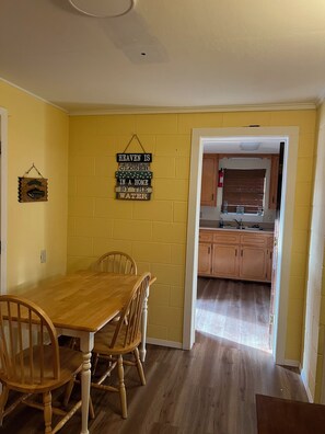 Leilighet – standard, kjæledyr tillatt, bassengutsikt | Strykejern/-brett og wi-fi (inkludert)