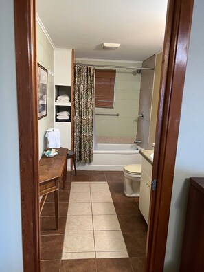 Standard Apartment, Pets allowed, Pool View | Bathroom