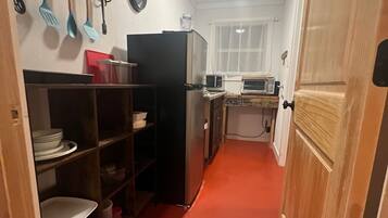 Apartment, Kitchen, Lake View | Private kitchen | Fridge, microwave, oven, stovetop