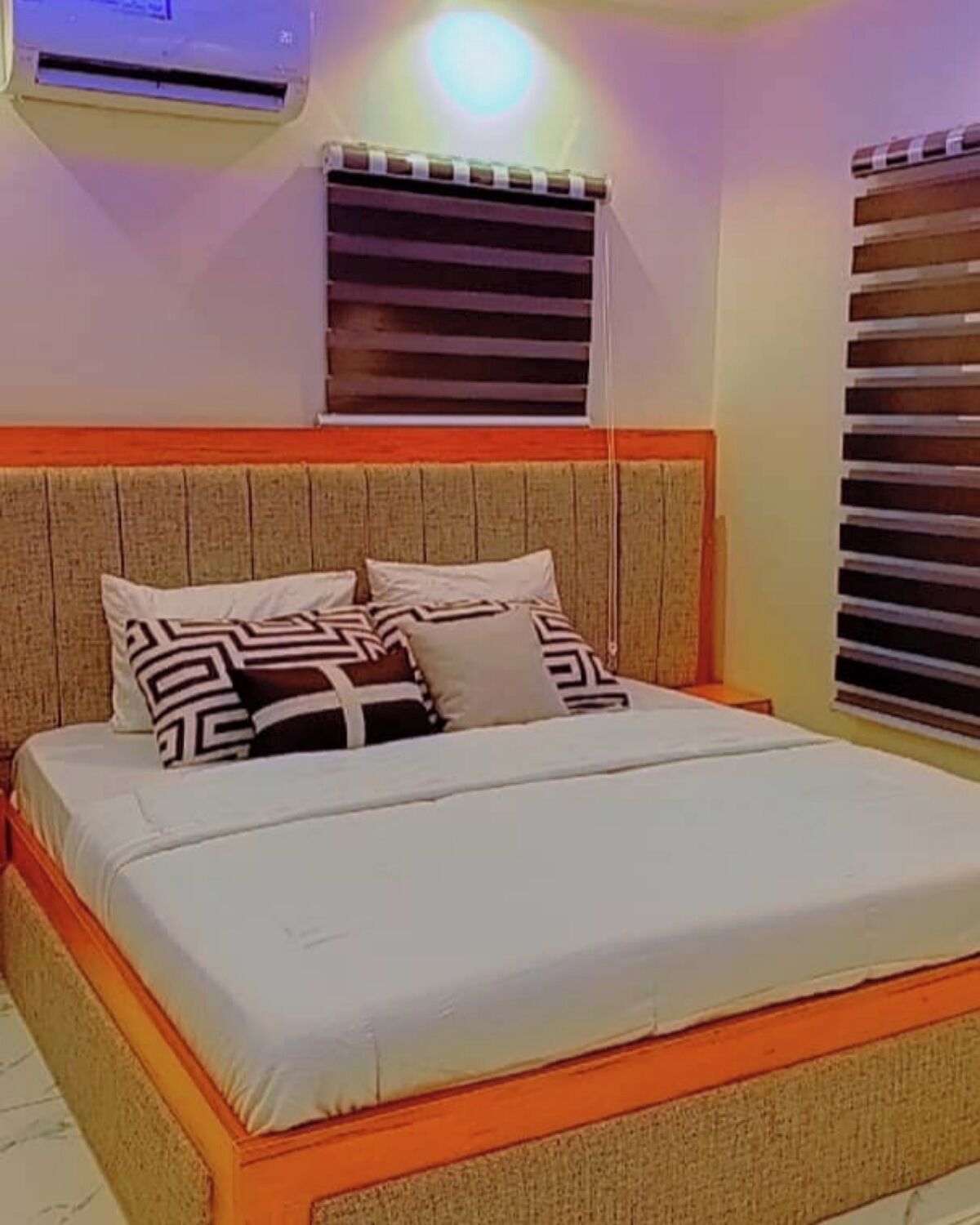 Tabla de planchar con plancha, wifi y ropa de cama 