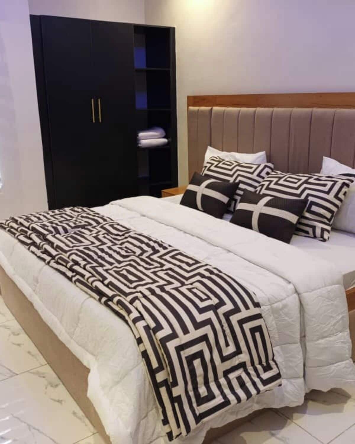 Planxa i posts de planxar, wifi i roba de llit 