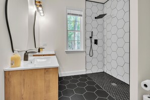 Shower, hair dryer, towels, soap - Private 5BR Estate w/ Pool, Chef’s Kitchen, Luxury Baths, Cottage & EV Chargers (Fayetteville)