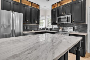 冷蔵庫、電子レンジ、オーブン、コンロ