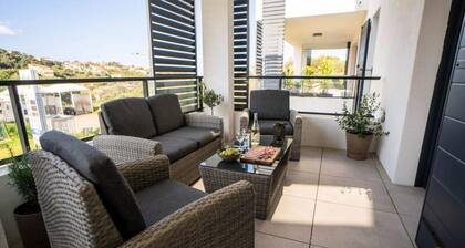 Charming One-bedroom Apartment Near City Center and Terrace