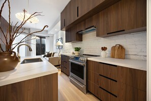 Apartamento de lujo | Zona de estar | Smart TV de 55 pulgadas con canales digitales