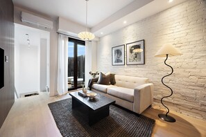 Apartamento de lujo | Zona de estar | Smart TV de 55 pulgadas con canales digitales