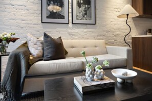 Apartamento de lujo | Zona de estar | Smart TV de 55 pulgadas con canales digitales