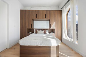 Cortinas opacas, wifi gratis, ropa de cama