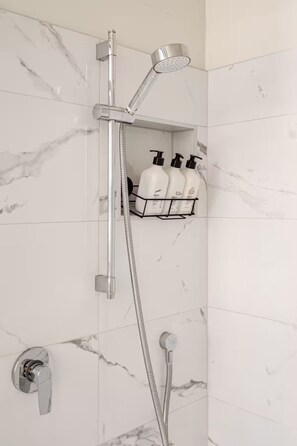Shower, hair dryer, towels, soap - Sunbathed Penthouse With Spectacular Harbour Views (Auckland)