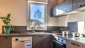Refrigerador, horno, lavavajillas, utensilios de cocina