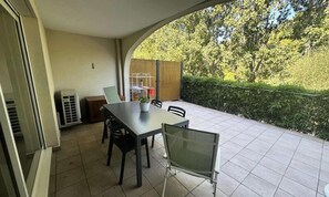 Outdoor dining - One-bedroom Ground-floor Apartment in the Coudouliere Estate (Six-Fours-les-Plages)