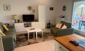 Living area - One-bedroom Ground-floor Apartment in the Coudouliere Estate (Six-Fours-les-Plages)