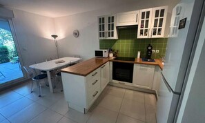 Fridge, oven, dishwasher, coffee/tea maker - One-bedroom Ground-floor Apartment in the Coudouliere Estate (Six-Fours-les-Plages)